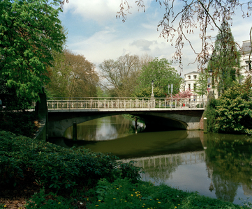 840280 Gezicht op de Herenbrug over de Stadsbuitengracht te Utrecht, vanaf Park Lepelenburg met rechts de Maliesingel.